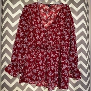 Women’s Floral blouse, cinched waist and sleeves.